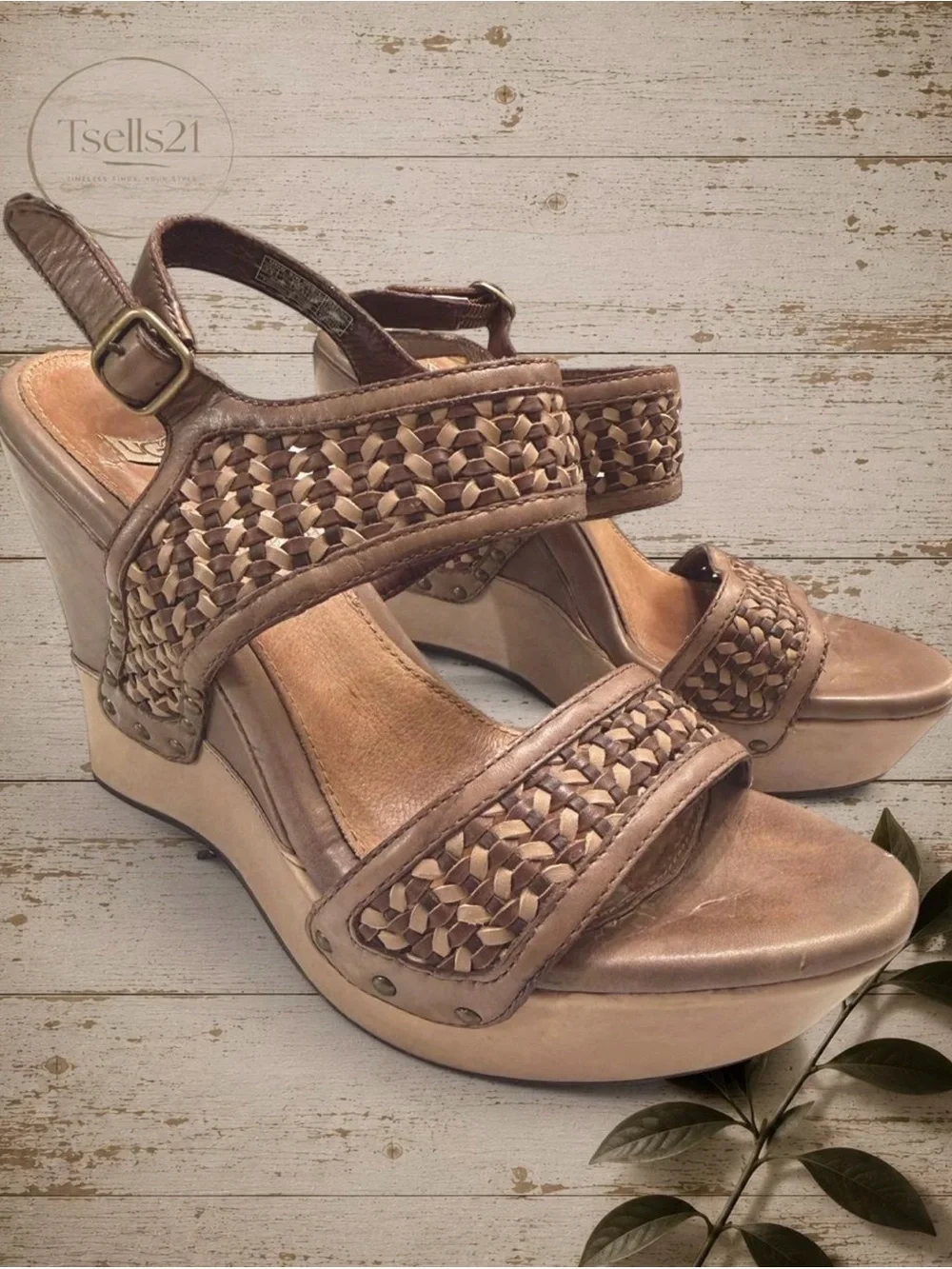 Ugg Australia Vintage “Assia” Leather Wedge Sandals (With box!) - Size 7.5
